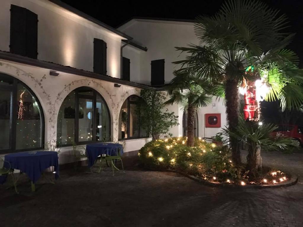 Hotel Ristorante La Grotta Castiglione Delle Stiviere Exterior photo